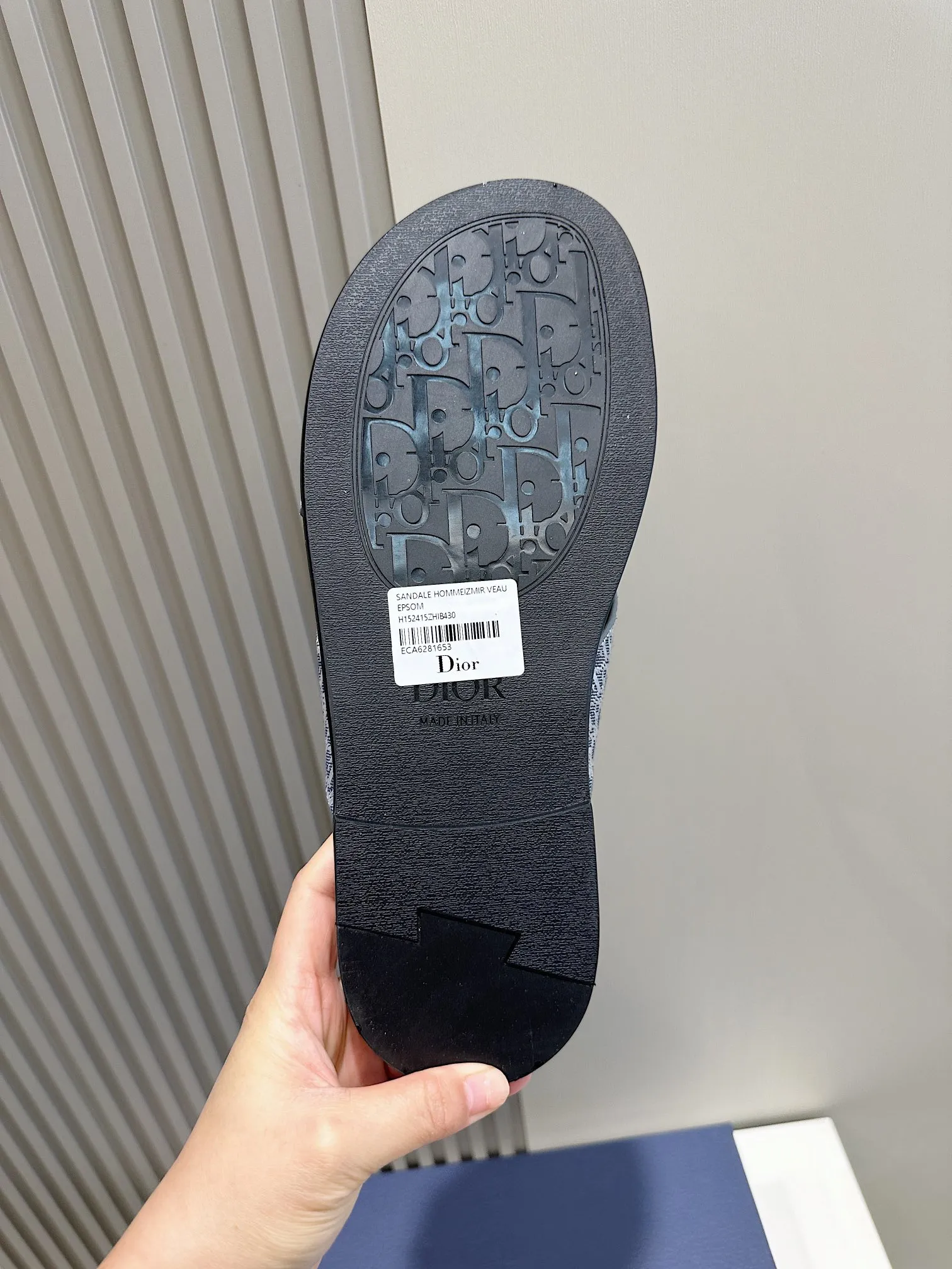 P320 [DIOR] Size 39-44 (38.45 custom-made) 2024ss Dior’s latest men’s slippers are a must-have. Dior Alias ​​Men's Genuine Leather Slippers This summer new Alias ​​sandal embodies a casual and elegant style. Carefully crafted from grained cow leather and Oblique printed fabric, with cowhide lining! Cross-strap design with metal-clad brass CD Diamond logo. The imported cowhide leather and rubber sole adds sophistication and comfort, while Oblique print-effect anti-slip panels add style.